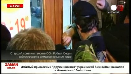 Le immagini del brutto quarto d'ora dell'inviato Onu in Crimea