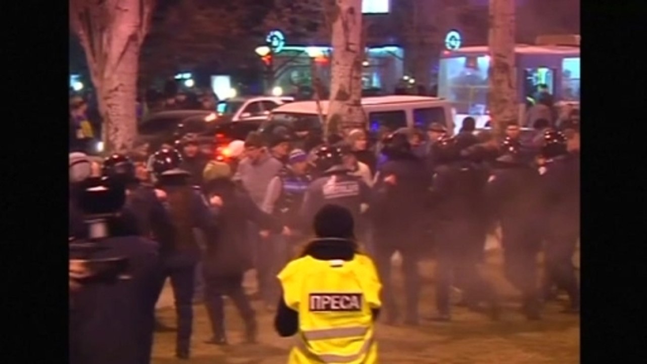 Scuffles break out between rival demonstrators in Ukraine