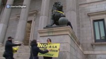 Activistas de Greenpeace intentan amordazar a los leones del Congreso