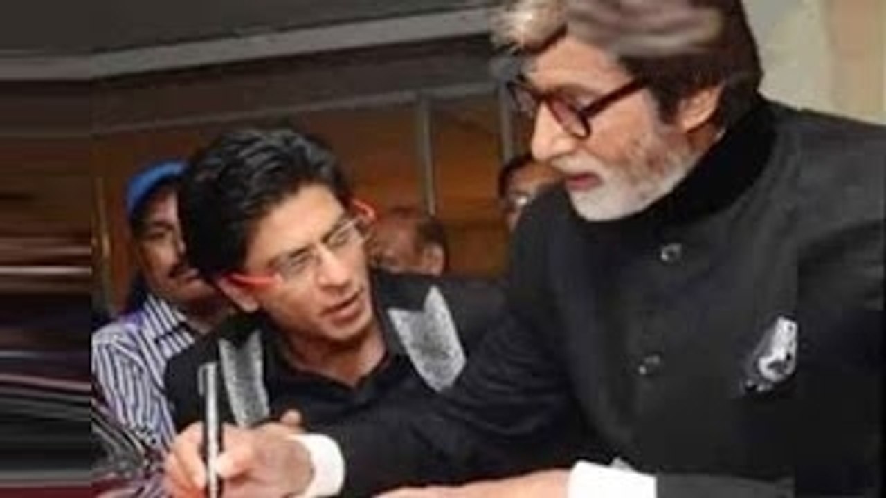 Amitabh Bachchan Write's With Both His Hands - CHECKOUT