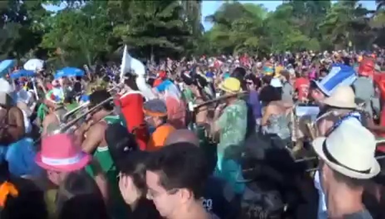 Las comparsas toman la calle en el final del Carnaval de Río