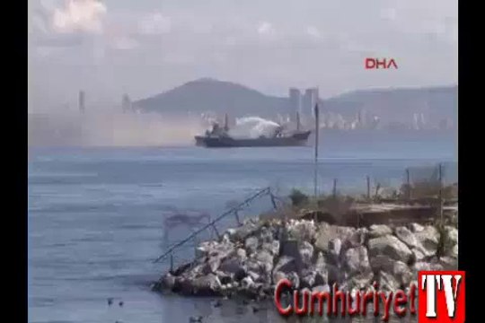 Yenikapı açıklarında gemi yanıyor