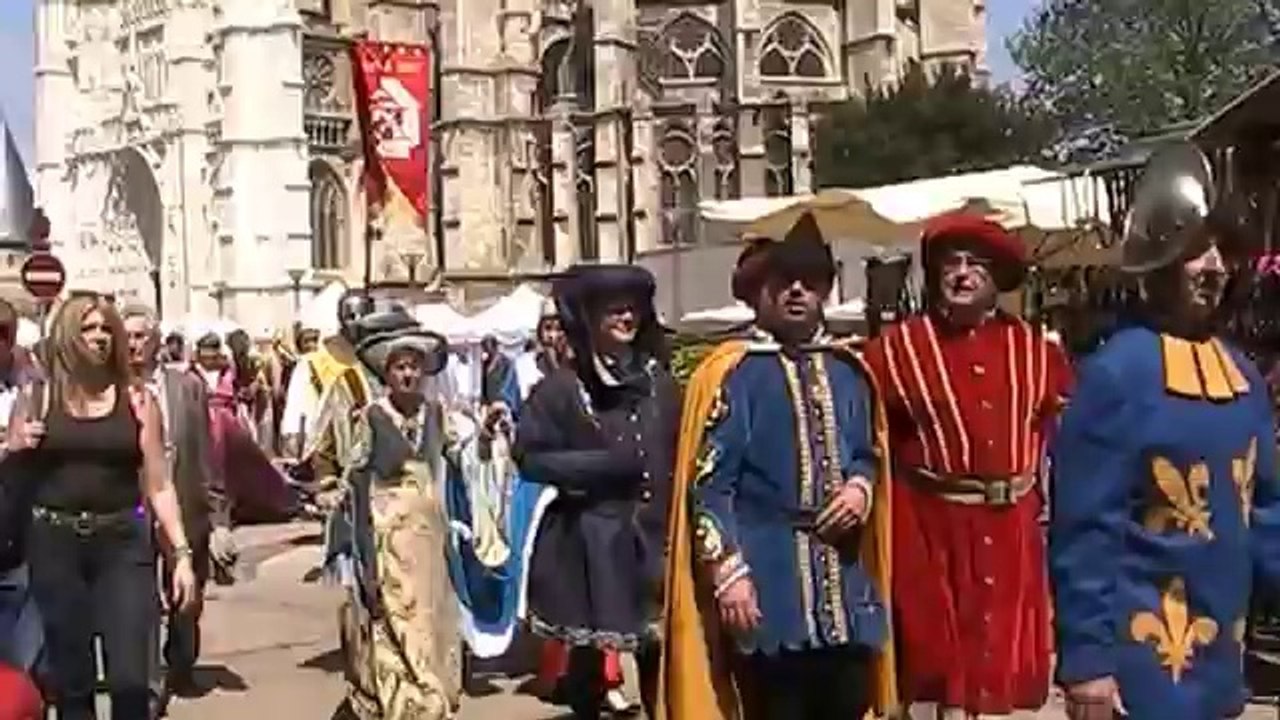 Fete Jeanne Hachette 2013  le defile se rend a l'Hotel de Ville de Beauvais