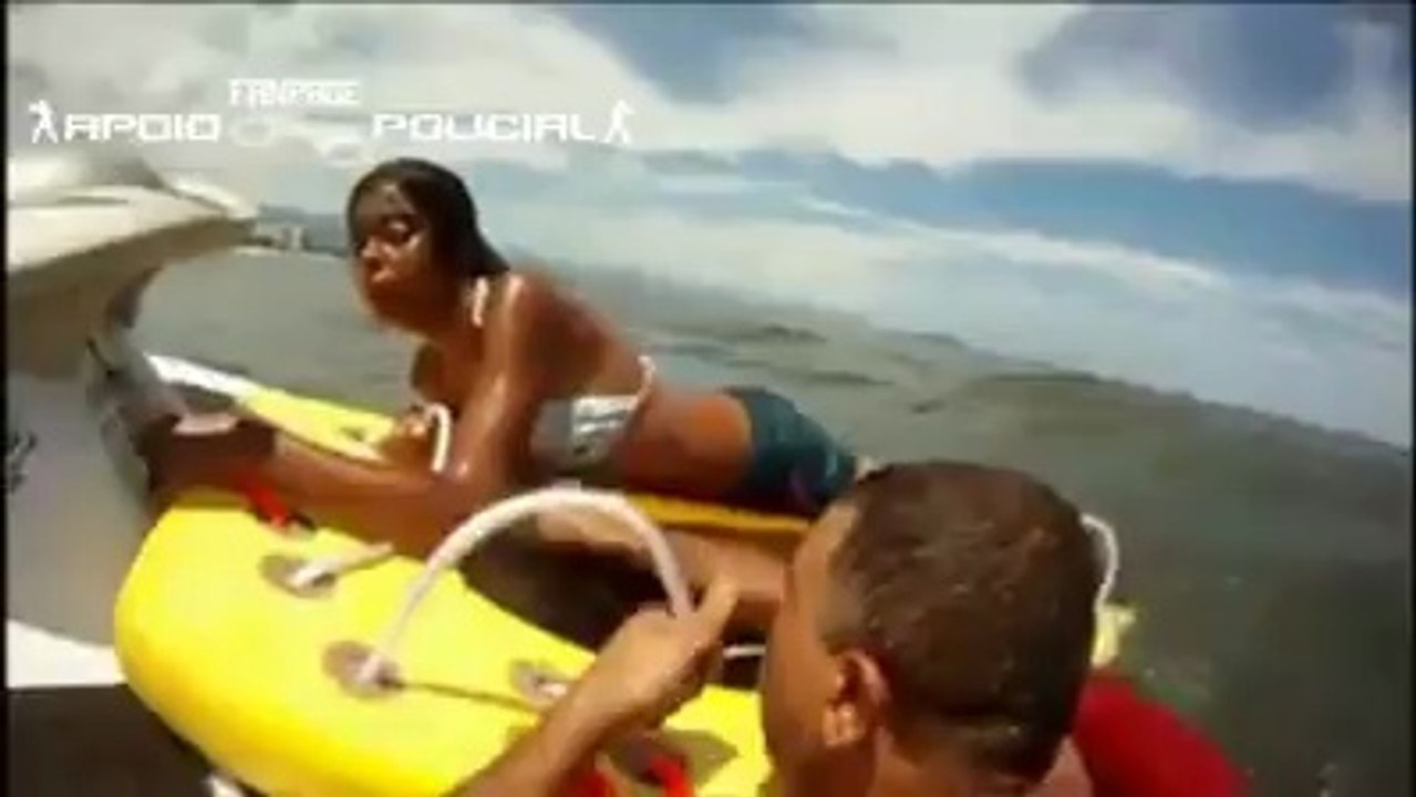 Incrível: Bombeiro resgata uma família inteira do afogamento