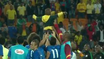 Sudafrica-Brasile 0-5. L'invasione di campo del bambino-tifoso e l'abbraccio con Neymar