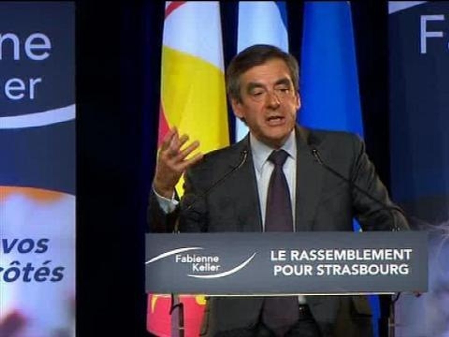 Quand François Fillon raille le casque de François Hollande - 26/03 - Vidéo  Dailymotion