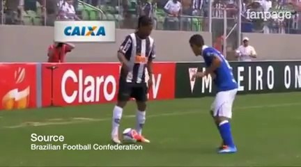 Ronaldinho-show, fa letteralmente ballare il difensore avversario