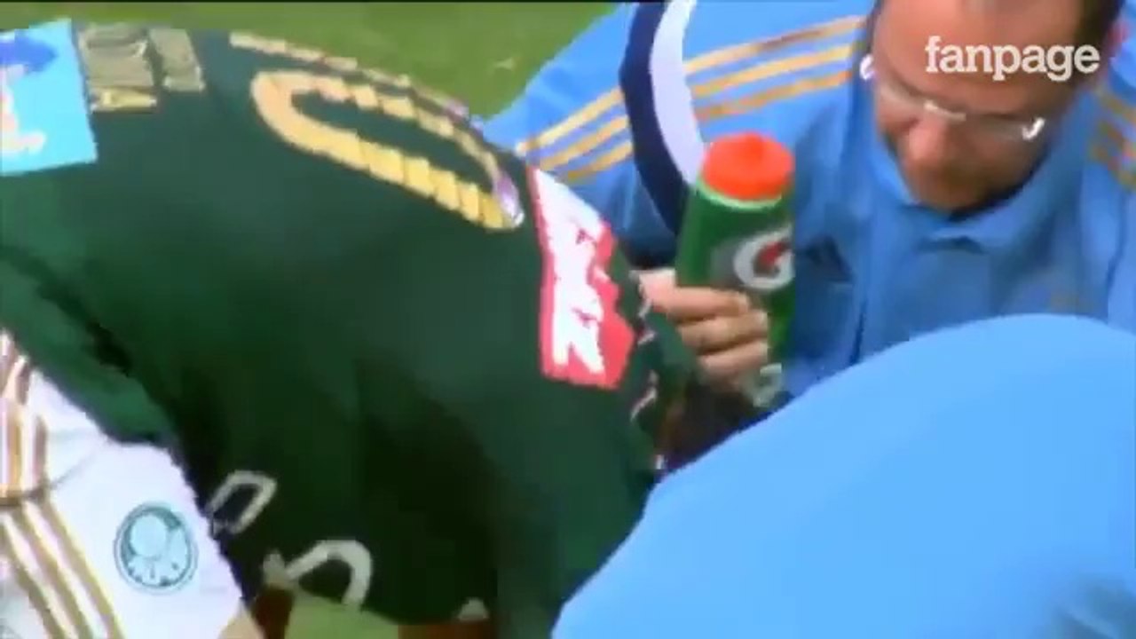 Impatto terribile, arbitro stende giocatore con una testata