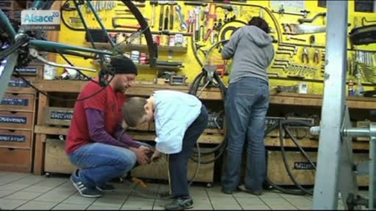 Les enfants mettent les mains dans le cambouis