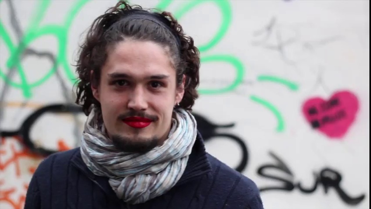 Les Hommes mettent du rouge à lèvres pour soutenir le mouvement « Mettez du rouge »