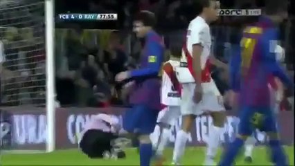 Lionel Messi met un joueur du Rayo Vallecano dans le vent