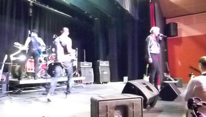 Meru Sarah Jad, révélée par The Voice, en concert avec son groupe Dzeta