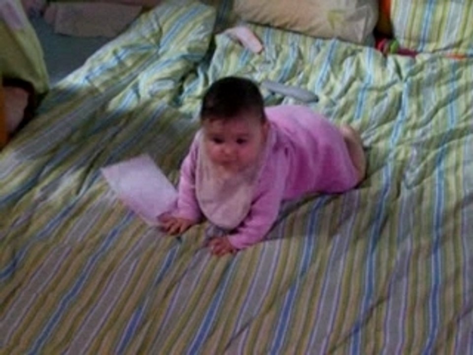 Maïwenn marche à quattres pattes!