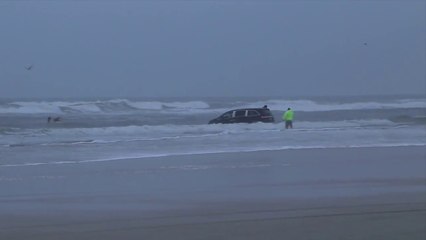 Une maman tente de noyer ses enfants en jetant sa voiture à la mer!