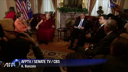 Dalai Lama faz prece no Senado dos EUA
