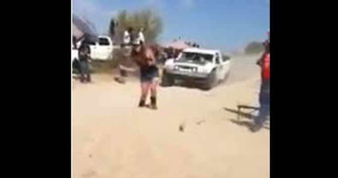 Photo dangereuse d'une femme au rallye