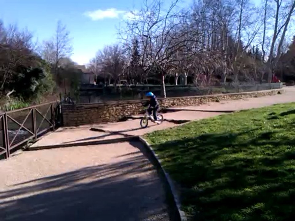 Ange descend les marches à vélo