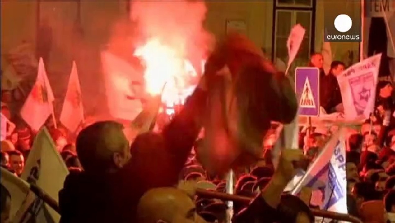Scuffles in Portugal as police protest over wage cuts