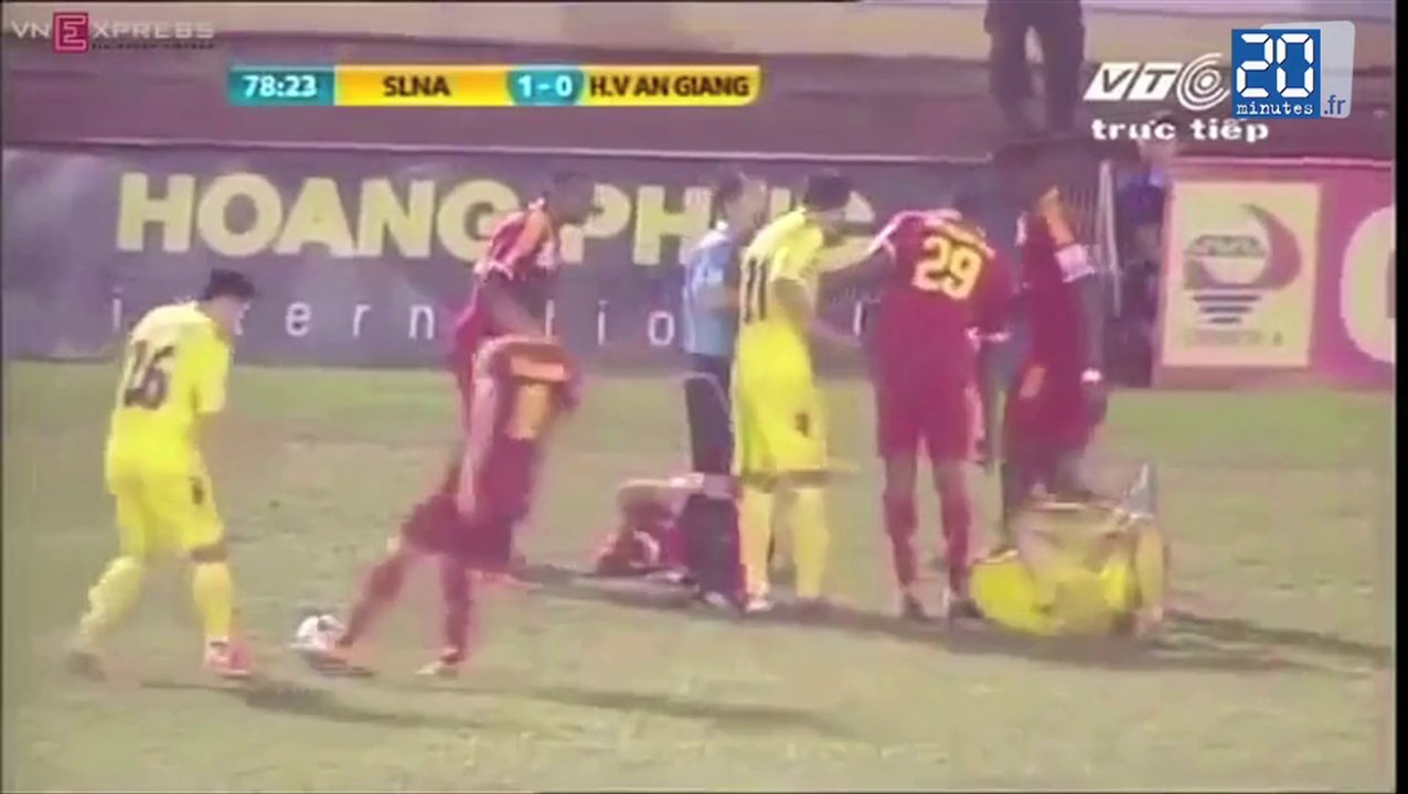 Le tacle assassin d'un joueur de foot