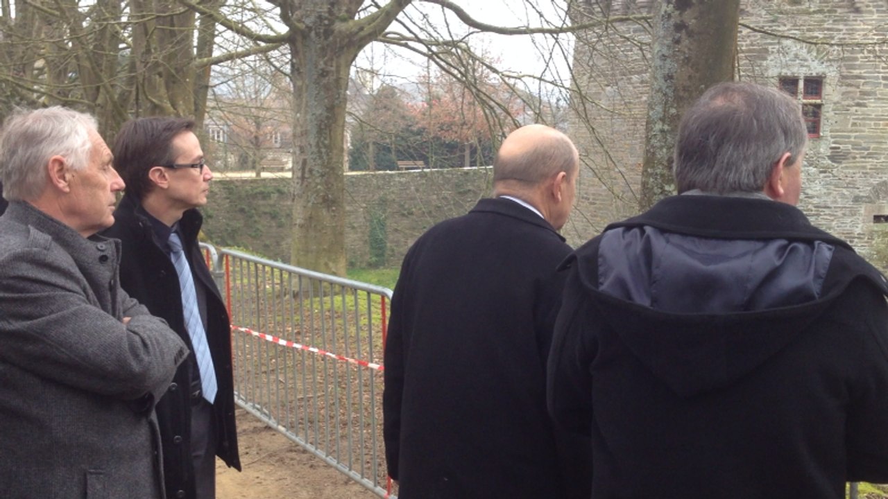 Jean-Yves Le Drian au chevet du château de Pontivy