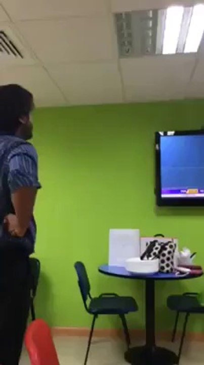 WATCH PAKTANI FAN VS INDIAN FAN WATCHING IND VS PAK MATCH