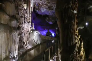 Damlataşları renk değiştirmesin diye mağara loş ışıkta gezilecek