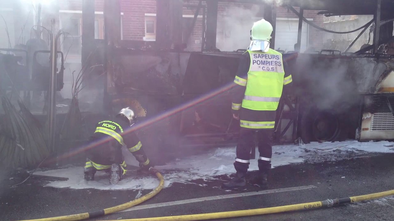 Comines: un bus en feu rue des Processions