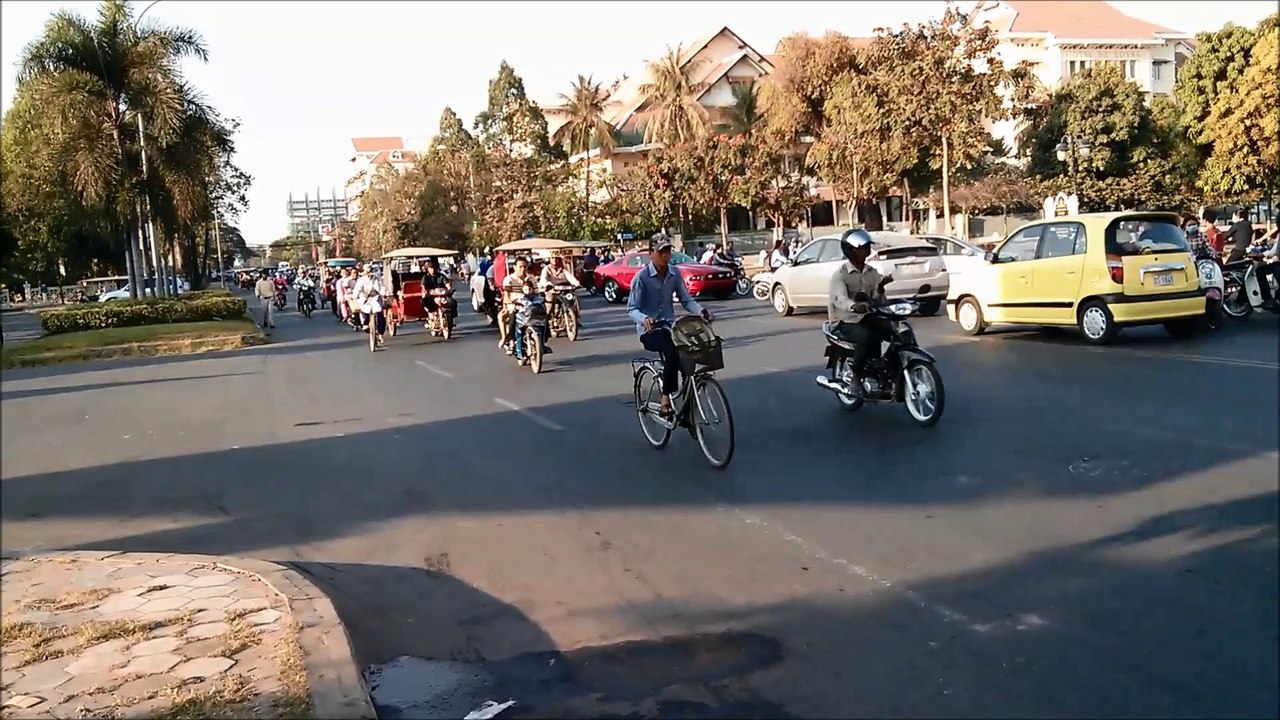 circulation et marche de nuit à PHNOM PENH
