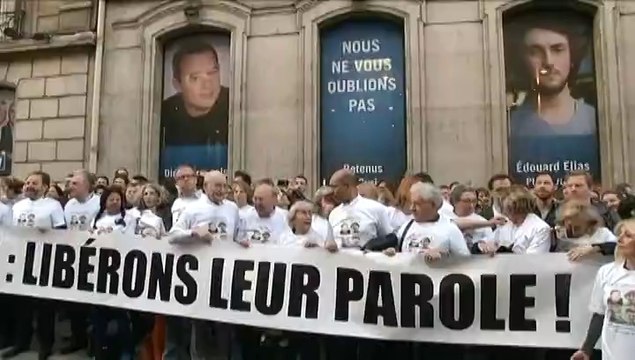 Un rassemblement éclair en soutien aux journalistes français otages en Syrie