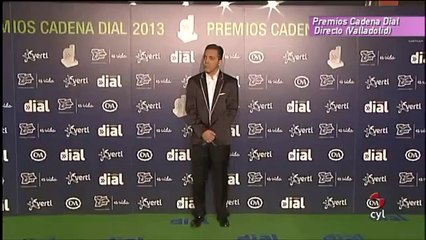 Malú firmando y con niña espontanea en Valladolid - Premios Dial- 7-3-2014