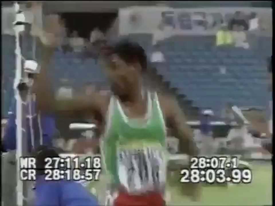 Atleta perde no final da corrida e agride rival