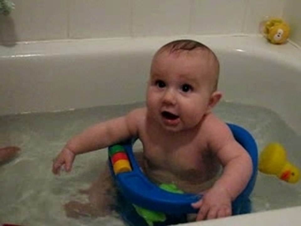 xavier joue dans sont bain