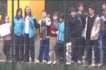 Annem futbol oynuyor