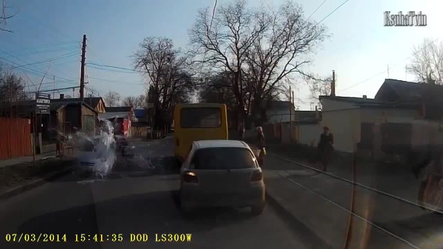 Piéton avec un pot de peinture est percuté par une voiture