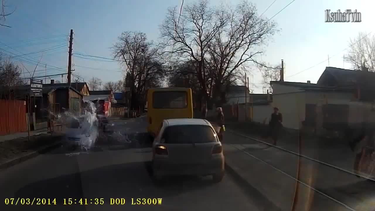 Piéton avec un pot de peinture est percuté par une voiture