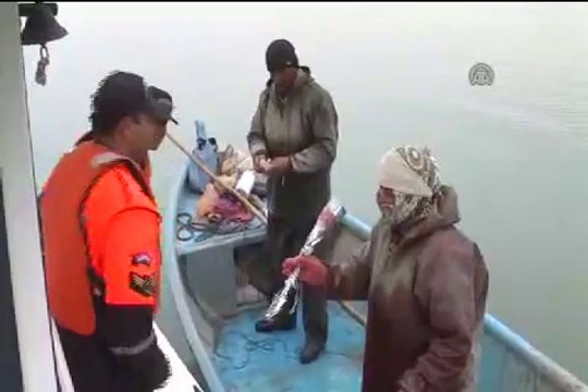 Jandarma balıkçı kadınlara çiçek uzattı