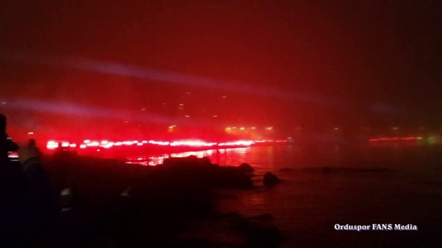 Orduspor ∞Mart 47.yıl - Ordu Sahilinde taraftarlarımızın meşale şovu ve havai fişek gösterisi (1080p full HD)