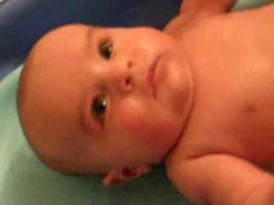 Antoine qui gigote ds le bain