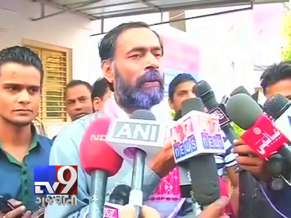 AAP leader Yogendra Yadav's face smeared with ink - Tv9 Gujarati