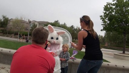 Un bébé tombe la tête la première! Merci le lapin crétin...