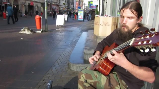 Mariusz Goli joue de la guitare en improvisation