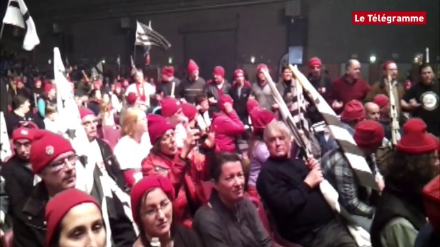 Morlaix. Bonnets rouges : gavotte géante à l'entracte