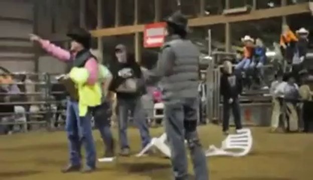 Jeu des chaises musicales qui tourne mal : la fille devient folle et saute sur la gars. HILARANT!