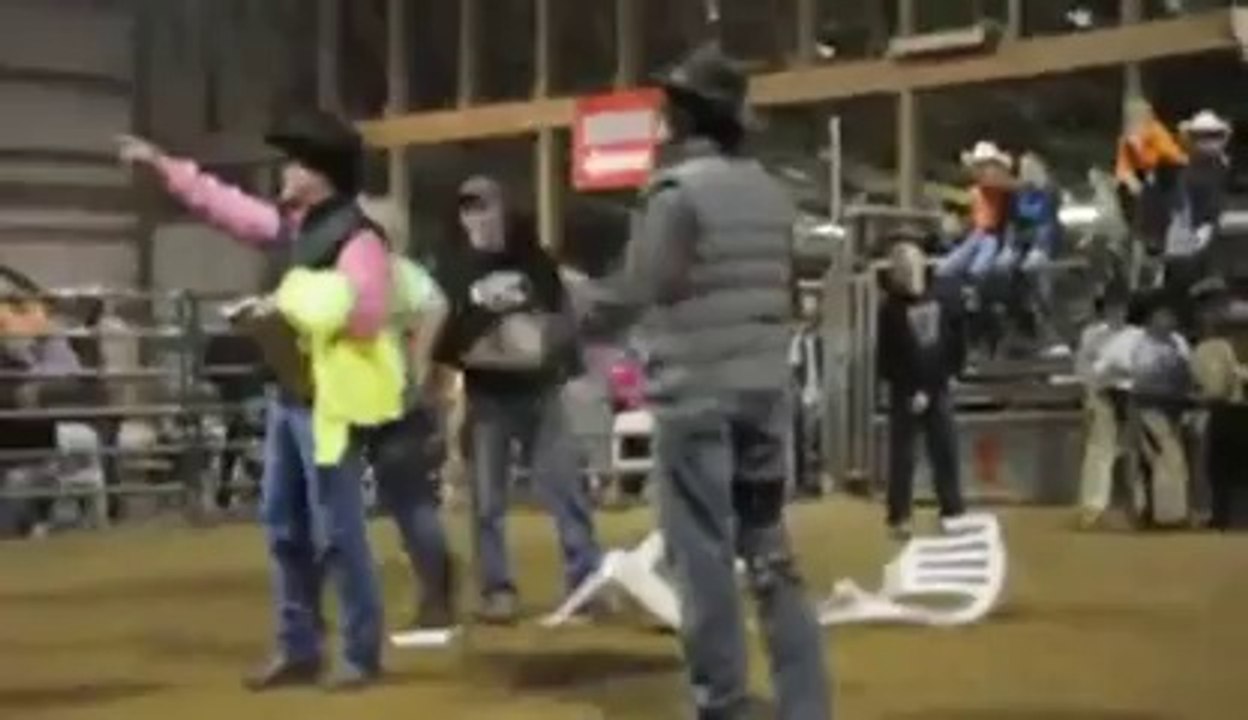 Jeu des chaises musicales qui tourne mal : la fille devient folle et saute sur la gars. HILARANT!