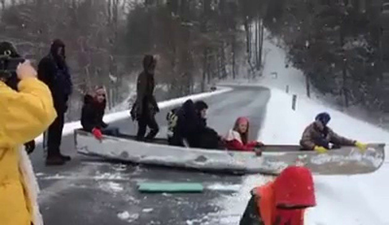 Faire de la luge avec un Canoë... La folle descente!