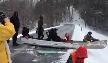 Faire de la luge avec un Canoë... La folle descente!
