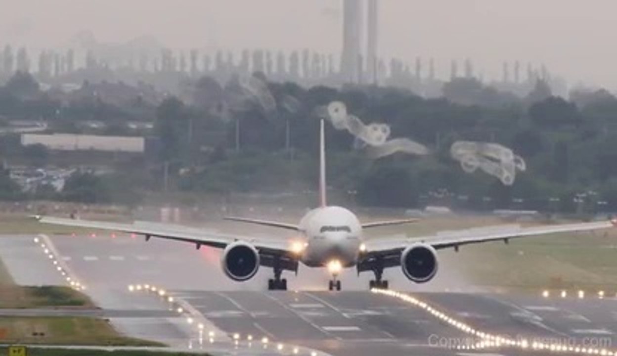 Amazing Vortex on Airplane wings during landed....