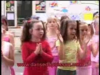 100 écoliers font LA DANSE DU POISSON!