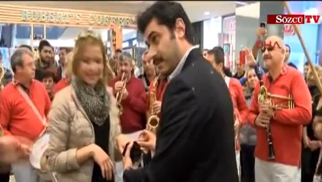 Alışveriş merkezinde sürpriz evlilik teklifi