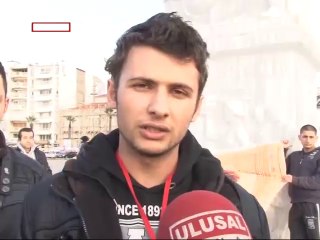 Öğrencilerden İzmir'de kitap okuma eylemi